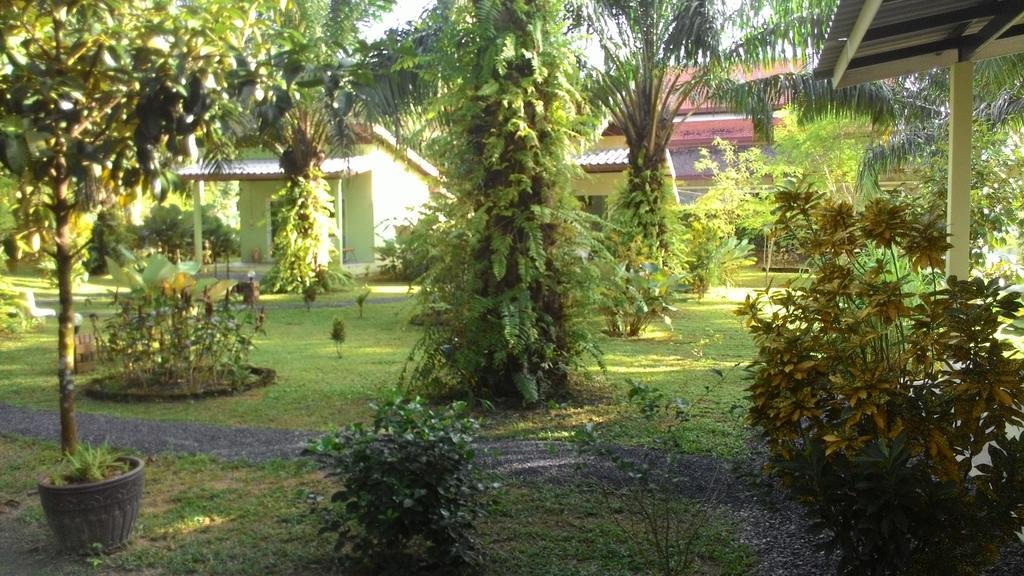 Aathid Garden Khao Lak Villa Værelse billede